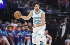 Vasilije Micic prend son mal en patience chez les Suns