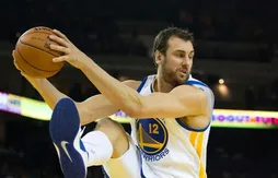Touché au genou, Andrew Bogut sera absent pour une durée indéterminée