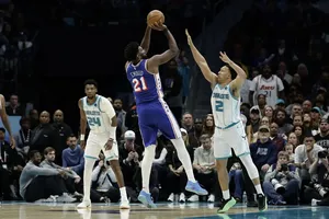 Enfin réuni, le trio Maxey – George – Embiid fait plier les Hornets !