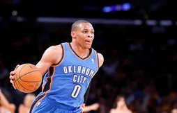 Russell Westbrook arrose seul dans son jardin