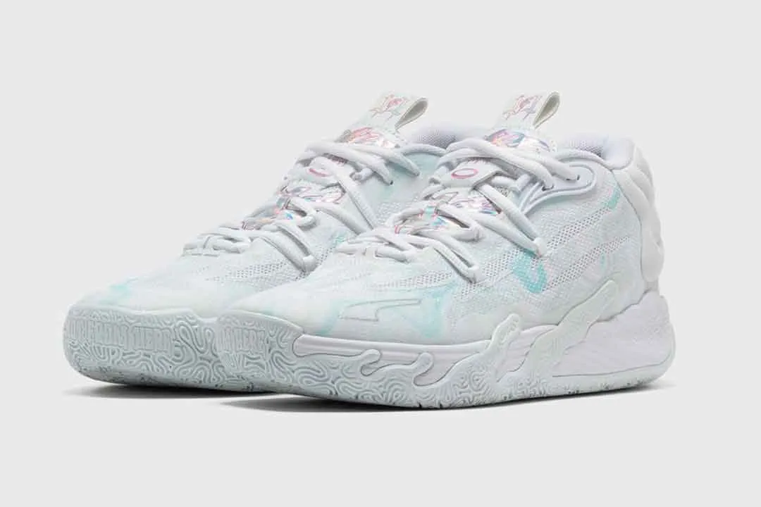 Troisième chaussure signature de LaMelo Ball, la MB.03 arbore pour l’occasion des finitions iridescentes, sur la languette notamment