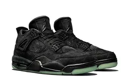 Kaws et la Air Jordan 4 passent au noir