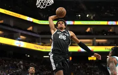 Dominick Barlow garde son “two-way contract” chez les Spurs