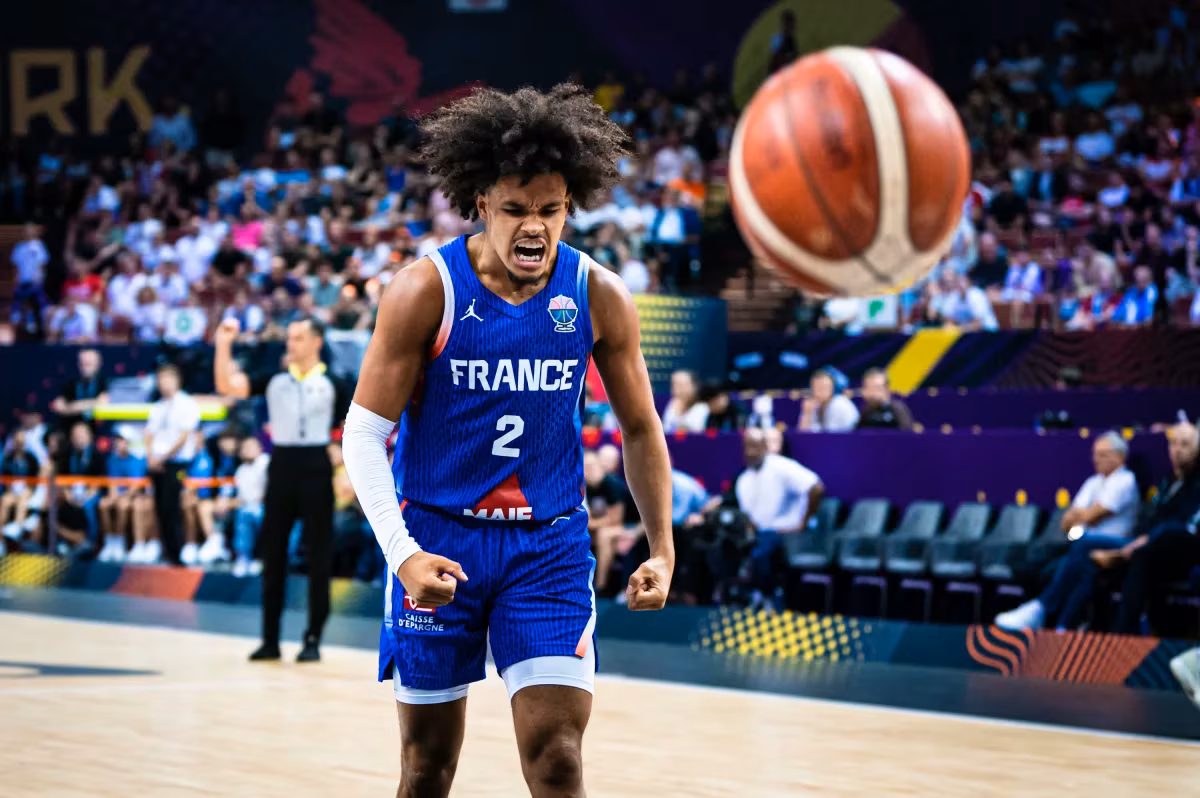 Nadir Hifi (France) contre Israël lors de l'Euro 2025 (crédit photo : FIBA)