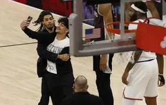 Le fan qui voulait un « selfie » avec Wemby banni à vie des salles NBA
