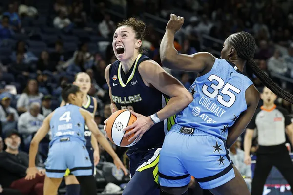 Un triple-double pour Jessica Shepard et les Wings passent la troisième contre Chicago
