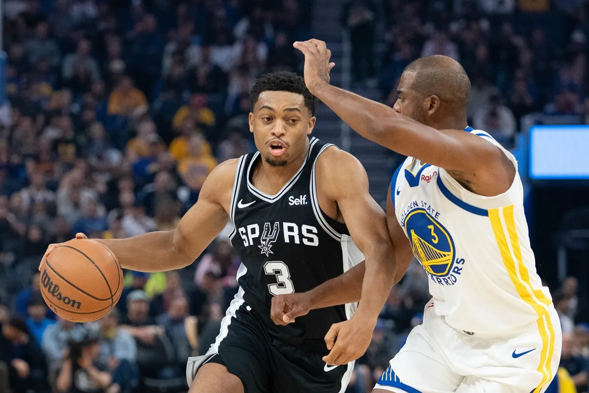 Keldon Johnson et Chris Paul