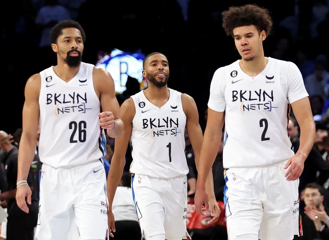 Mikal Bridges et Cam Johnson