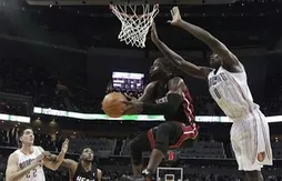 Dwyane Wade crucifie le Charlotte d’un super Boris Diaw