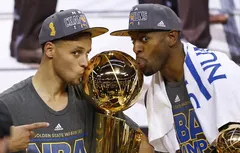 Andre Iguodala : “Sans Stephen Curry, aucun de nos maillots ne rejoindrait le plafond d’une salle”
