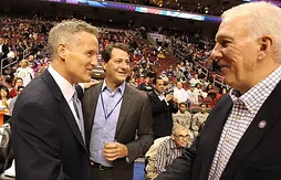 Gregg Popovich compatit avec son ancien assistant, Brett Brown