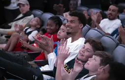 L’alien Victor Wembanyama a reçu son trophée de Rookie de l’année au planétarium de San Antonio