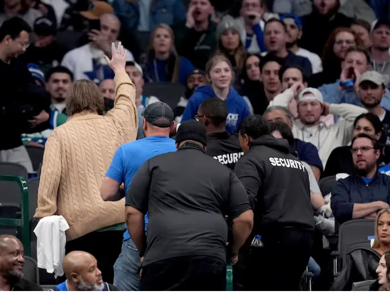 Les fans des Mavericks virés de la salle