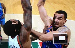 Larry Sanders goûte la main de Thabo Sefolosha