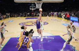 Au buzzer, Kelsey Plum gâche la performance historique de Paige Bueckers