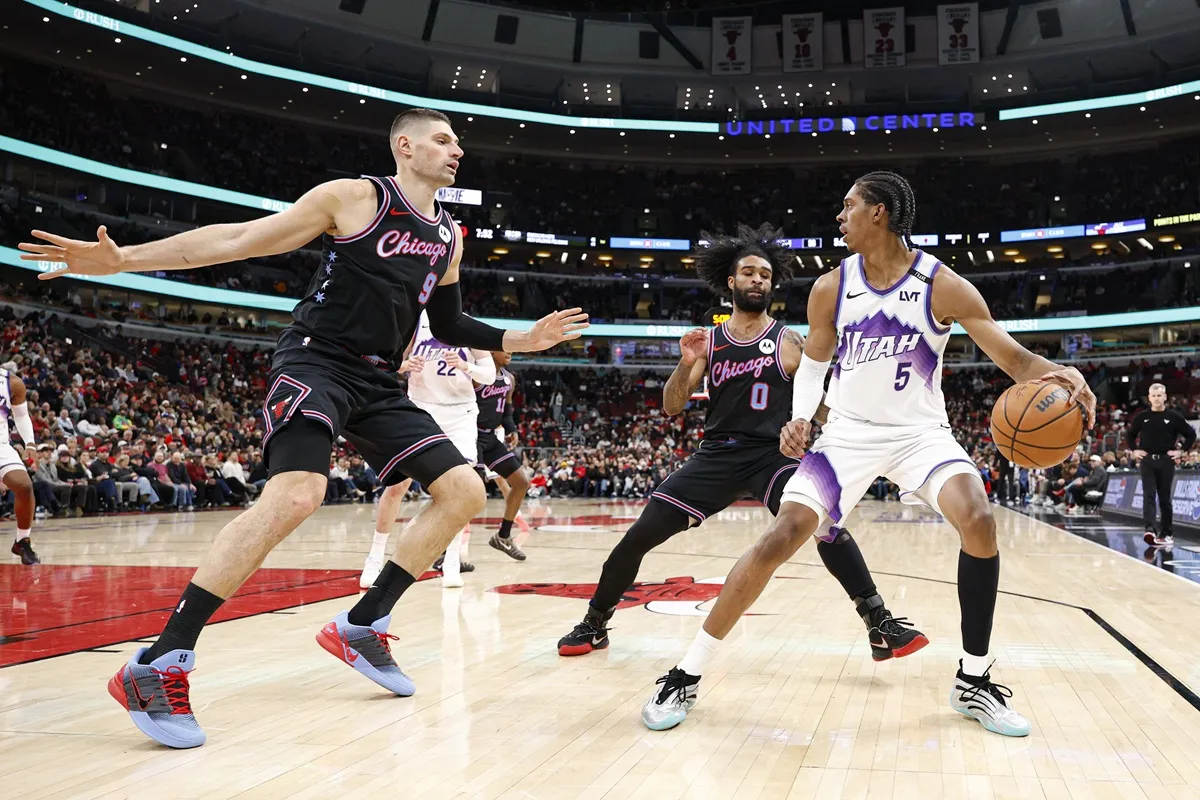 Nikola Vucevic et Coby White (Bulls) en défense