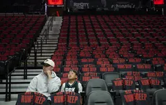 « Financez les gens, pas les milliardaires » : à Portland, les travaux du Moda Center irritent de plus en plus