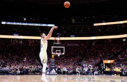 Niveau adresse, Stephen Curry en fait des pieds et des mains