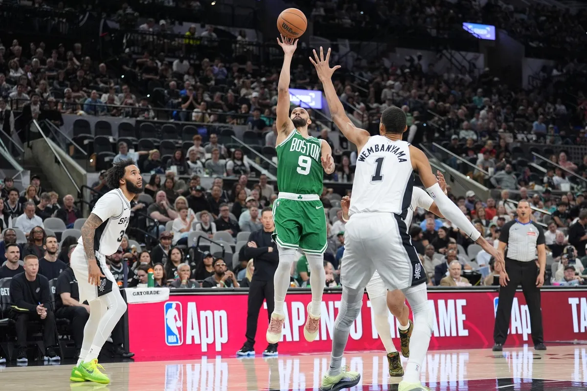 Derrick White et Victor Wembanyama