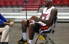 Chaussures : LeBron James dans des LeBron X customisées pour le Media Day du Heat