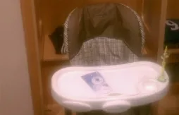 Pour fêter le retour de J.J. Barea, Dallas lui offre une chaise haute et deux hochets