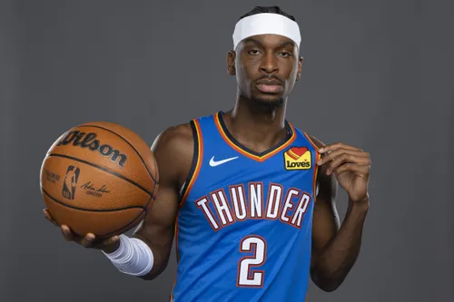 Shai Gilgeous-Alexander des Oklahoma City Thunder lors de la journée médias 2025 au Paycom Center, favoris des pronostics NBA 2026 pour la Conférence Ouest