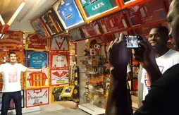 Quand les Bleus découvrent l’impressionnante collection de maillots de Louis Nicollin