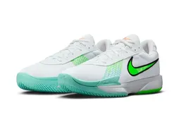 La Nike GT Cut Academy sort en “White Green Strike”