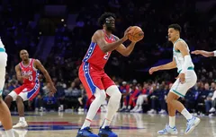 Un Joel Embiid masqué et les Sixers dominent encore les Hornets