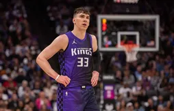 Jake LaRavia s’engage avec les Lakers