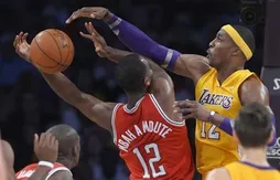 Kobe Bryant et Dwight Howard chassent les Bucks