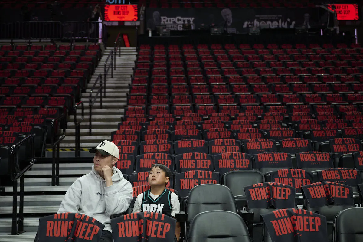 « Financez les gens, pas les milliardaires » : à Portland, les travaux du Moda Center irritent de plus en plus