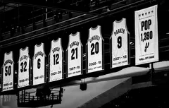 Les Spurs hissent une bannière en l’honneur de Gregg Popovich
