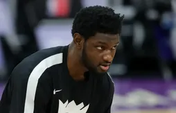 Balancé par Jonas Valanciunas après son dunk, Chimezie Metu s’est cassé le poignet !