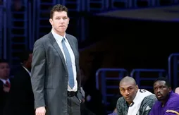 Luke Walton à l’écoute des conseils de Magic Johnson