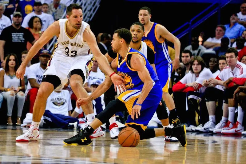 Stephen Curry envoient les Pelicans en vacances