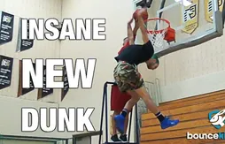 Jordan Kilganon sort un dunk avec les bras à l’envers…