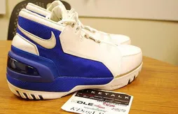 Le modèle signature que le rookie LeBron James devait porter…