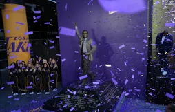 Les Lakers dévoilent la statue de Pat Riley, entre classe et « Showtime »