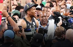 Le 20 juillet 2021, Giannis Antetokounmpo met les Suns et le monde à ses pieds