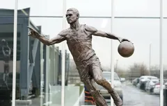 Une statue de Maurice Cheeks devant le centre d’entraînement des Sixers