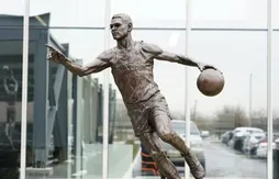 Une statue de Maurice Cheeks devant le centre d’entraînement des Sixers