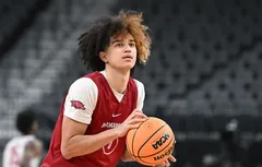Passeur dans l’âme, Anthony Black observe Josh Giddey et Tyrese Haliburton