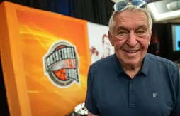 À Phoenix, une statue de Jerry Colangelo attend d’être installée