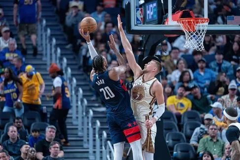 https://www.basketusa.com/thumbor/52HcJpCWXS542KkyKSlcean24a8=/487x325/smart/filters:format(webp)/https%3A%2F%2Fmedia.basketusa.com%2Fmain%2F2026%2F03%2Fporzingis-sarr.jpg