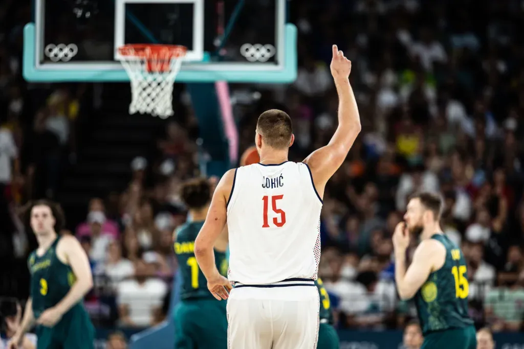 Nikola Jokic et l'Australie face à la Serbie