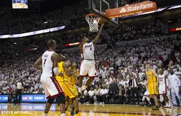 Auteur d’un triple double, LeBron James sauve Miami au buzzer