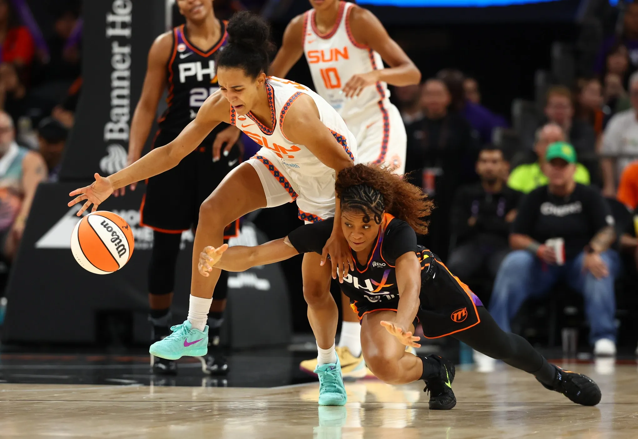 Leïla Lacan signe son record en WNBA et Connecticut enchaîne à Phoenix