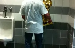 La photo LOL du matin : Mark Cuban aux toilettes