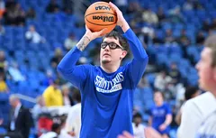 Surnommé “Cream Abdul-Jabbar”, Robbie Avila hésite entre les Lakers… et un retour en NCAA